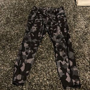 Athleta Lightning 7/8 tight Leggings - Camo
